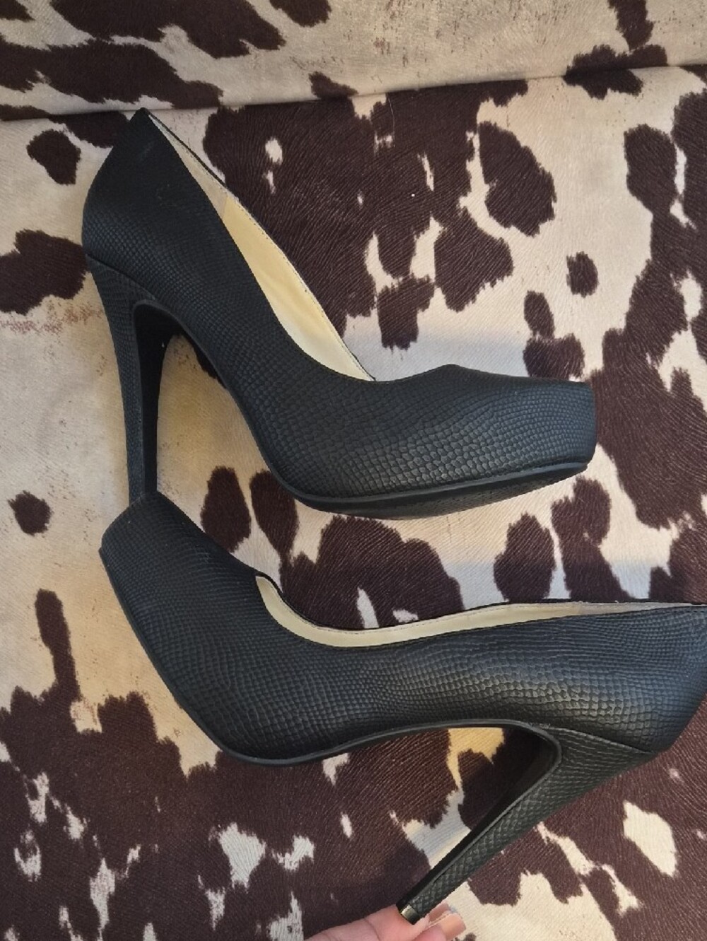 🖤Black Matte Snake Textured Platform Pump🖤 - Picture 5 of 7